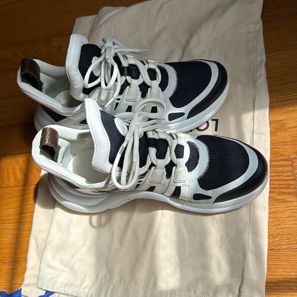 Louis Vuitton sneaks size 39